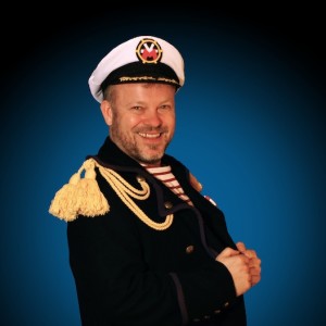 De Kapitän Mullebutz (Dan Tanson) ass am léifsten mam Schëff um Mier a wann hien de richtegen Toun trëfft ass hien extra happy!